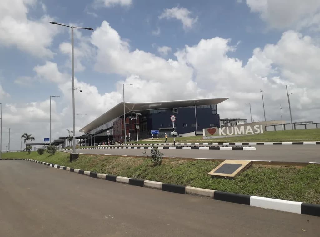 Panorama infrastruktury portu Przewodnik po porcie lotniczym Prempeh I International Airport
