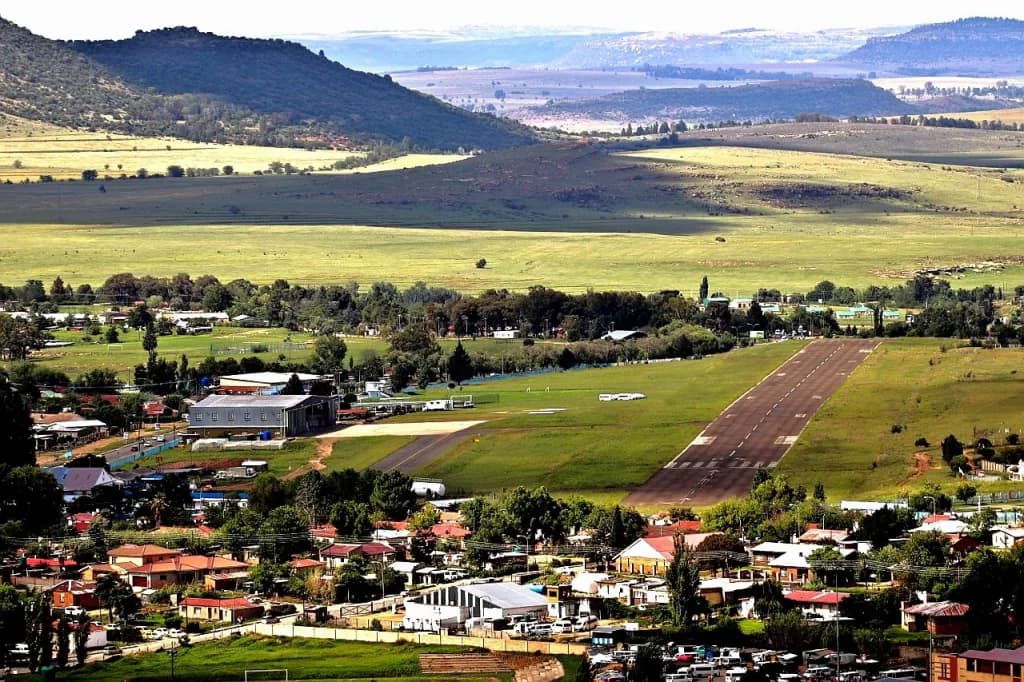 Panorama infrastruktury portu Mejametalana Air Base