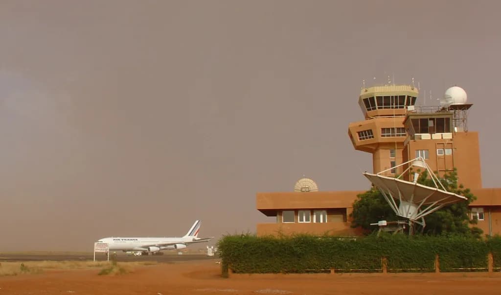 Panorama infrastruktury portu Diori Hamani International Airport: Przewodnik po porcie lotniczym w Niamey