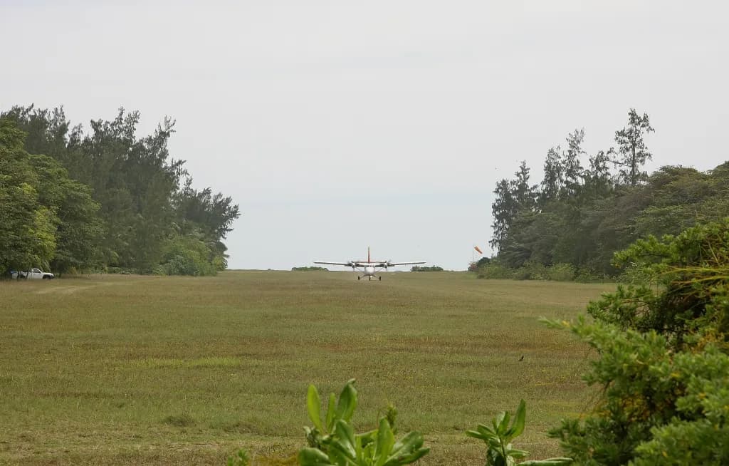 Panorama infrastruktury portu Denis Island Airport