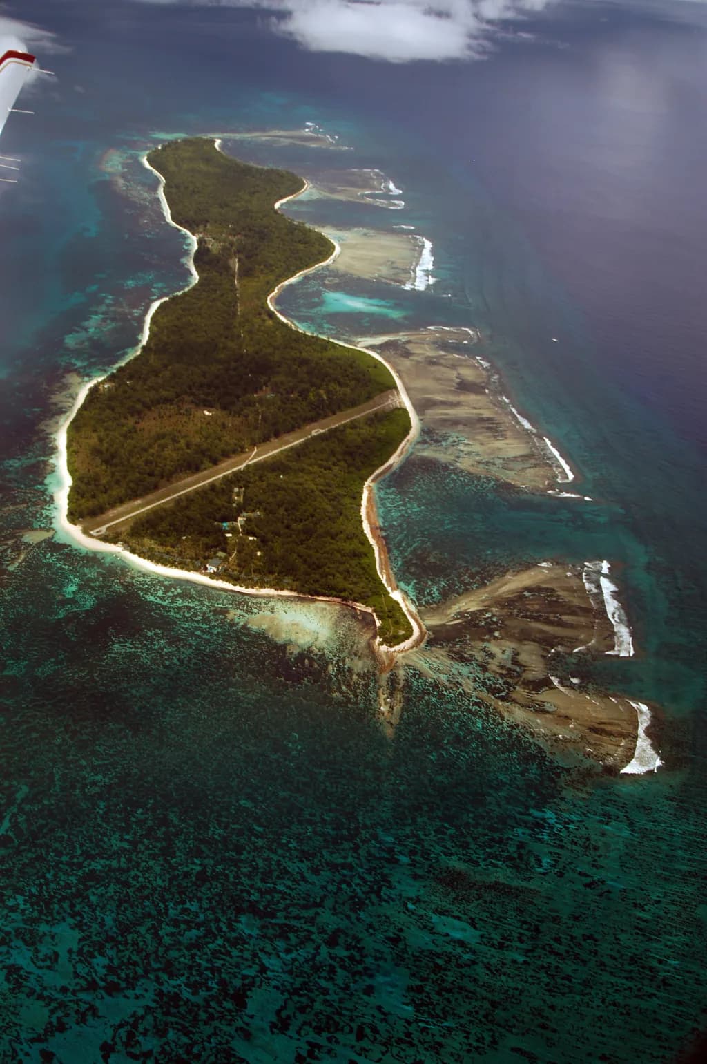 Panorama infrastruktury portu Desroches Airport