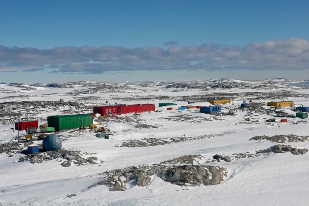 Panorama infrastruktury portu Casey Station Skiway