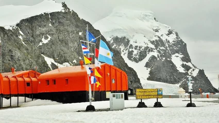 Panorama infrastruktury portu Orcadas Base Heliport