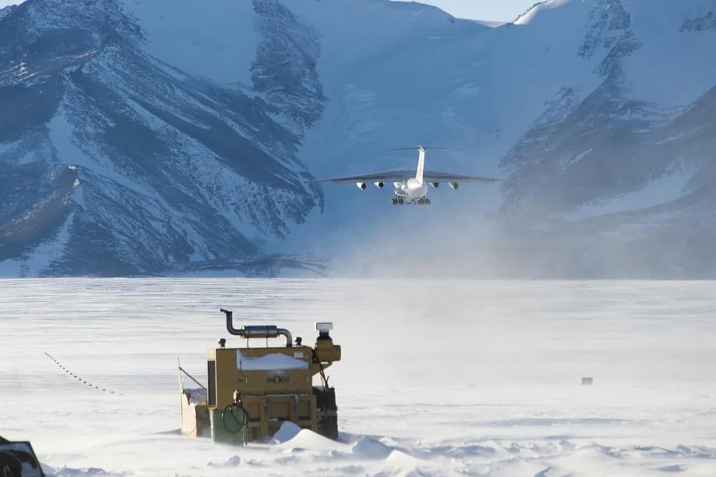 Panorama infrastruktury portu Union Glacier Blue-Ice Runway