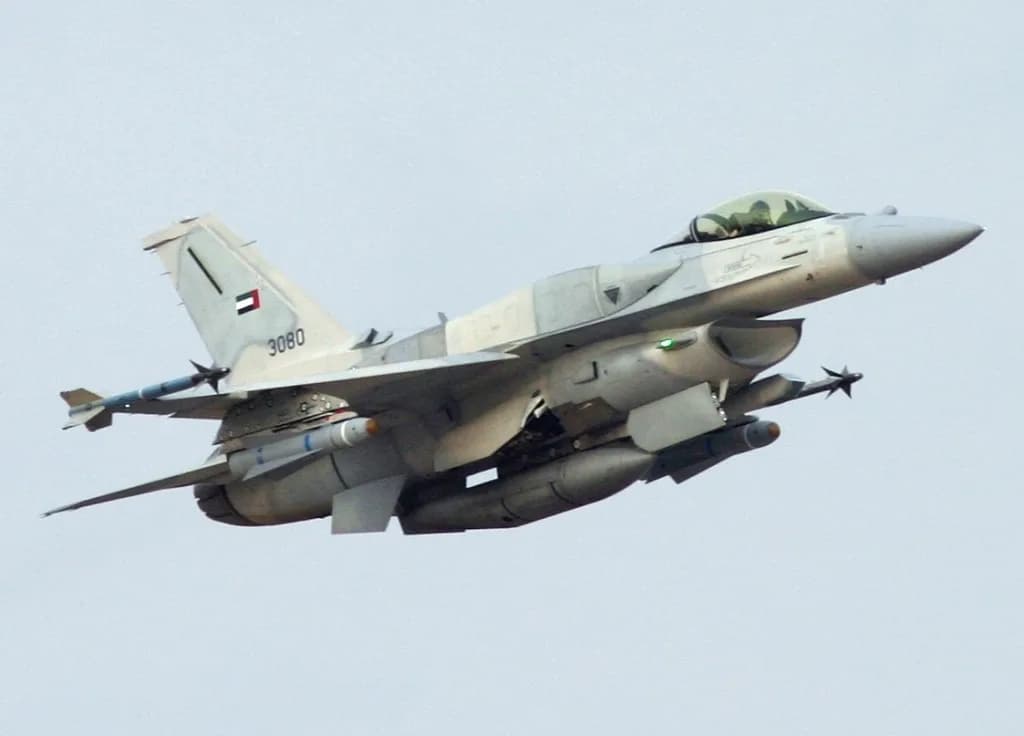 Panorama infrastruktury portu Al Dhafra Air Base