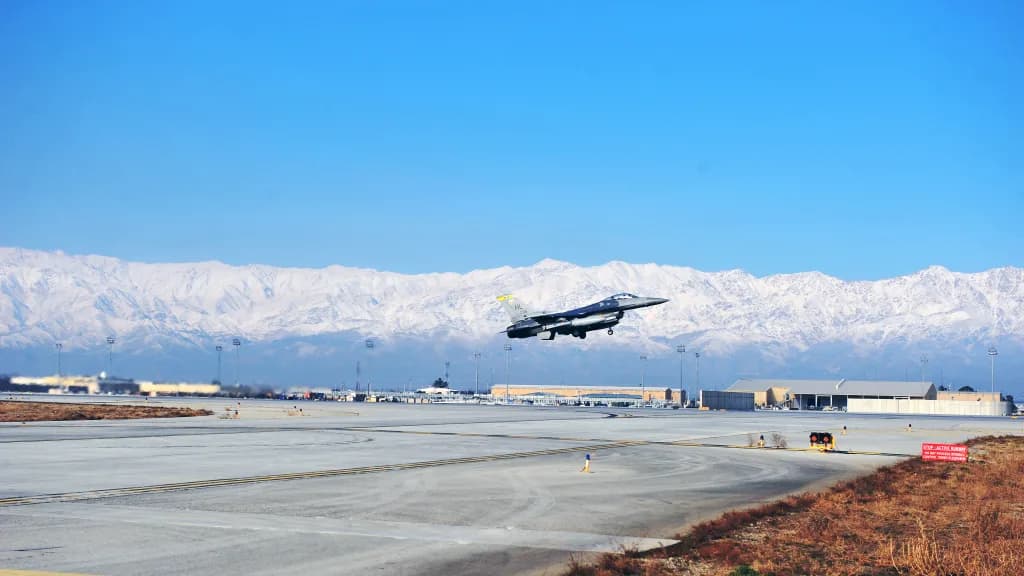 Panorama infrastruktury portu Bagram Airfield