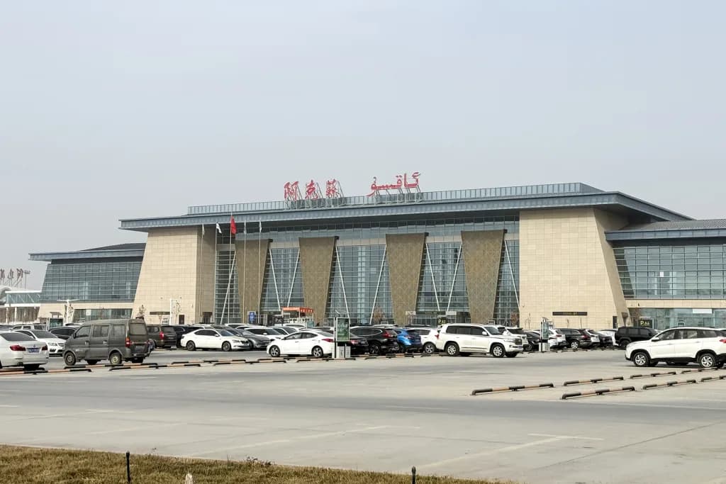 Panorama infrastruktury portu Aksu Hongqipo Airport