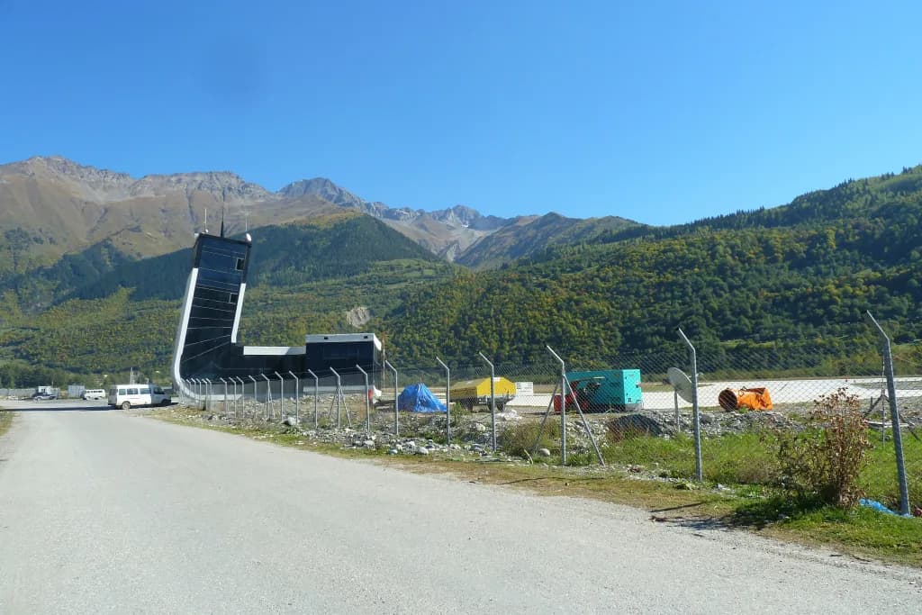 Panorama infrastruktury portu Mestia Queen Tamar Airport