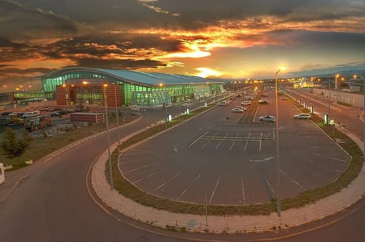 Panorama infrastruktury portu Tbilisi International Airport