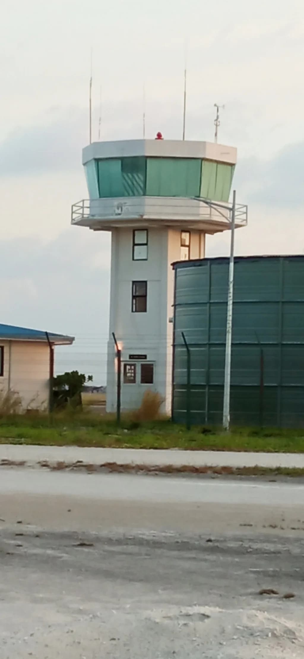 Panorama infrastruktury portu Dhaalu Atoll Airport
