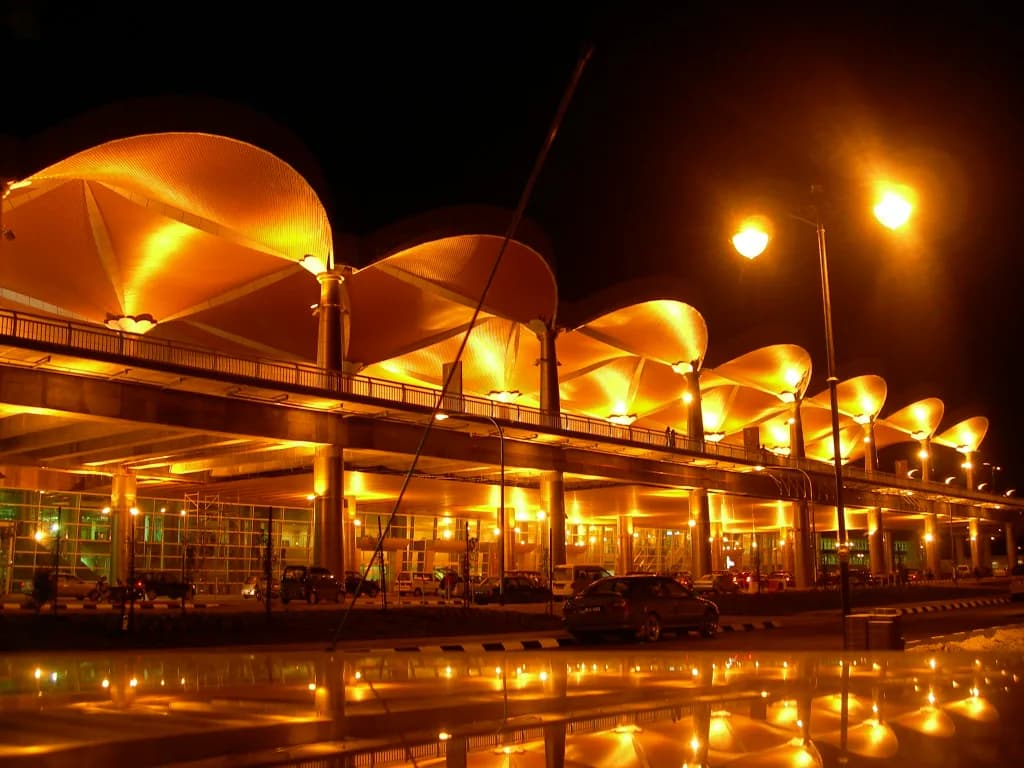 Panorama infrastruktury portu Kuching International Airport