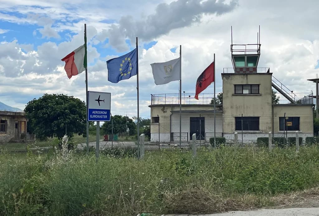 Panorama infrastruktury portu Gjirokastër Airfield