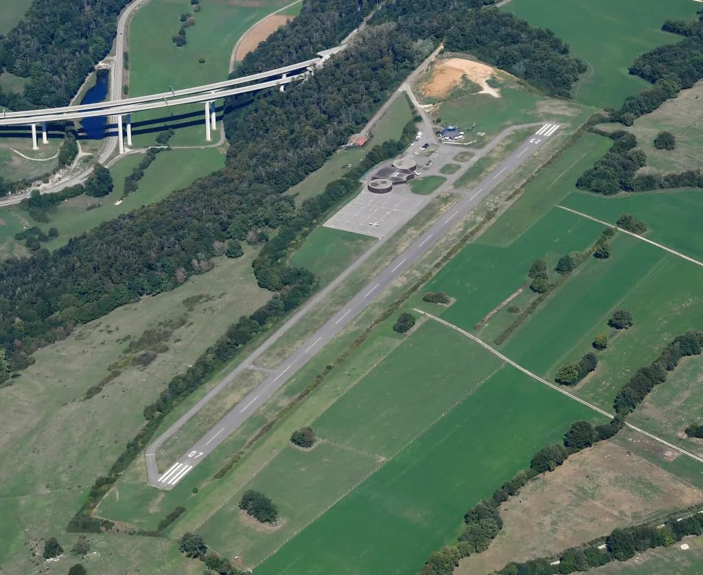 Panorama infrastruktury portu Bressaucourt Airfield