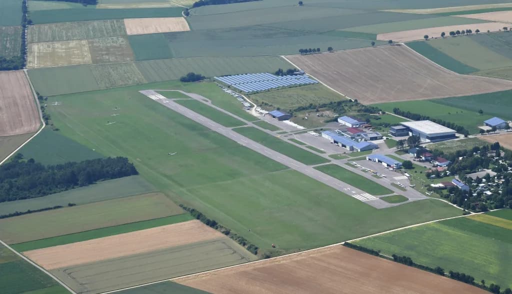 Panorama infrastruktury portu Aalen Heidenheim Elchingen Airfield