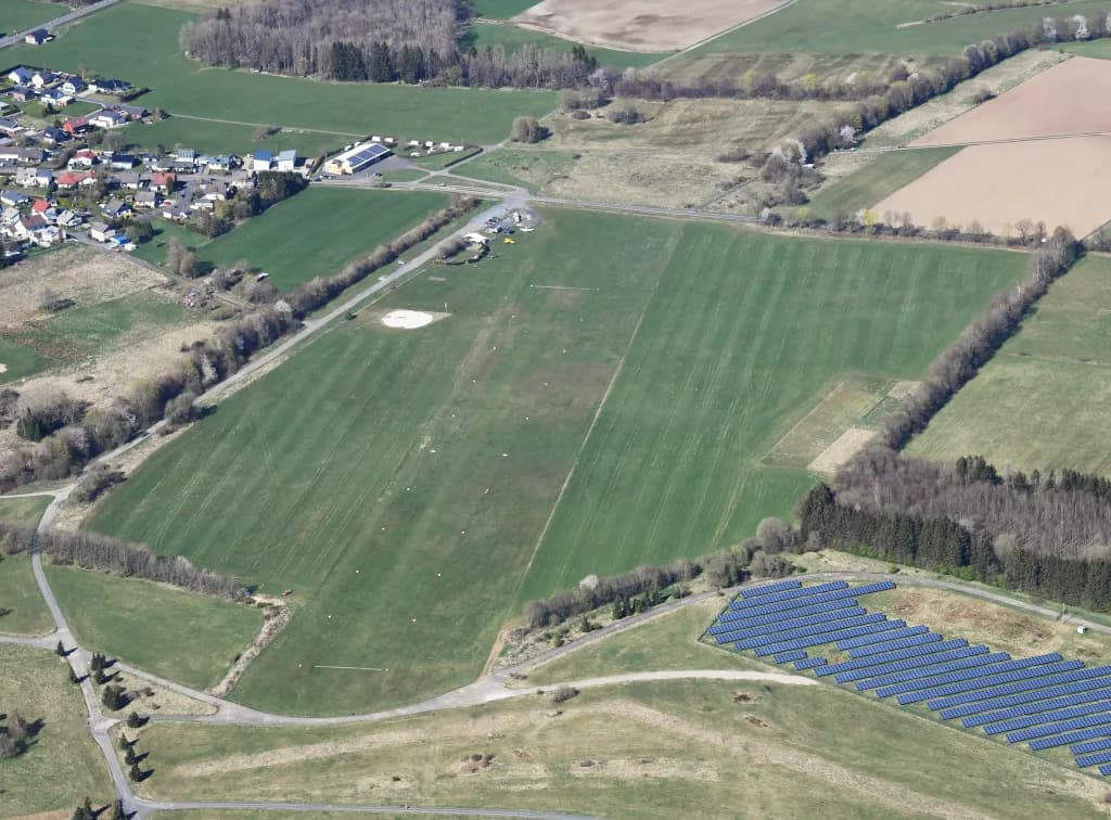 Panorama infrastruktury portu Ailertchen Airfield