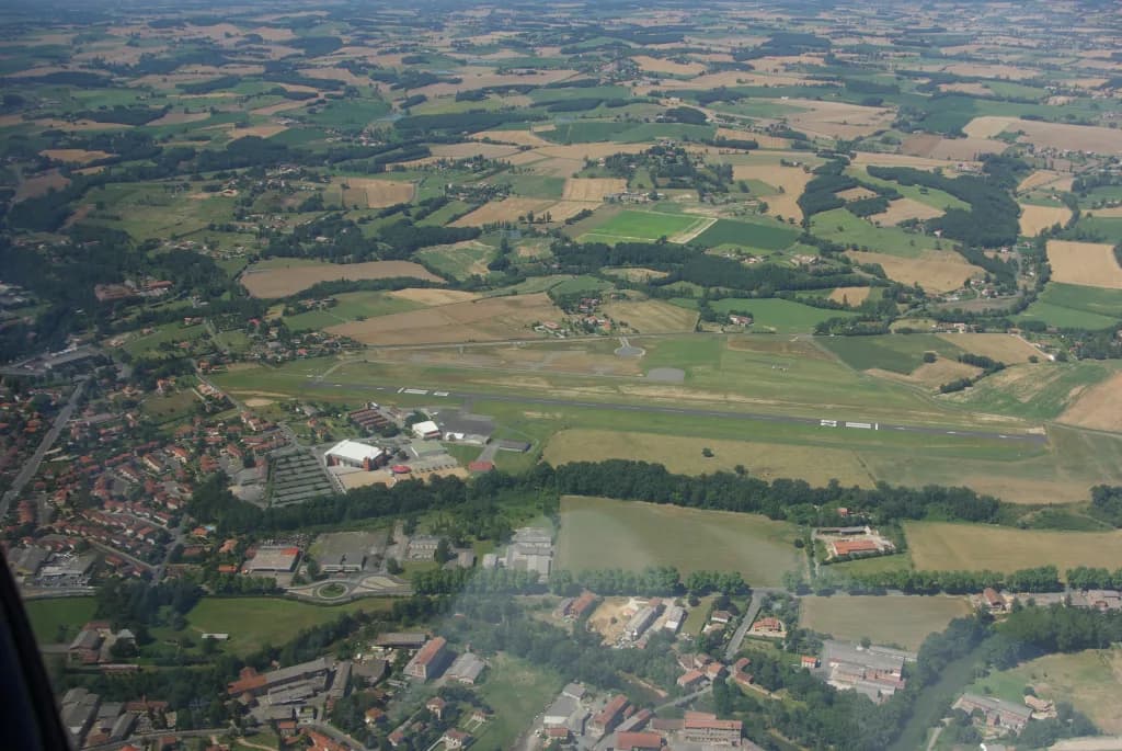 Panorama infrastruktury portu Aérodrome de Graulhet-Montdragon