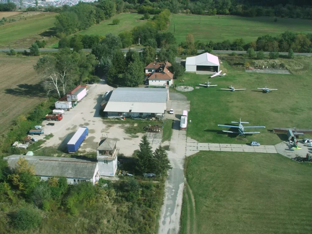Panorama infrastruktury portu Esztergom Ernő Rubik Airfield