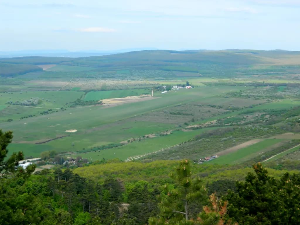 Panorama infrastruktury portu Farkashegy Airfield