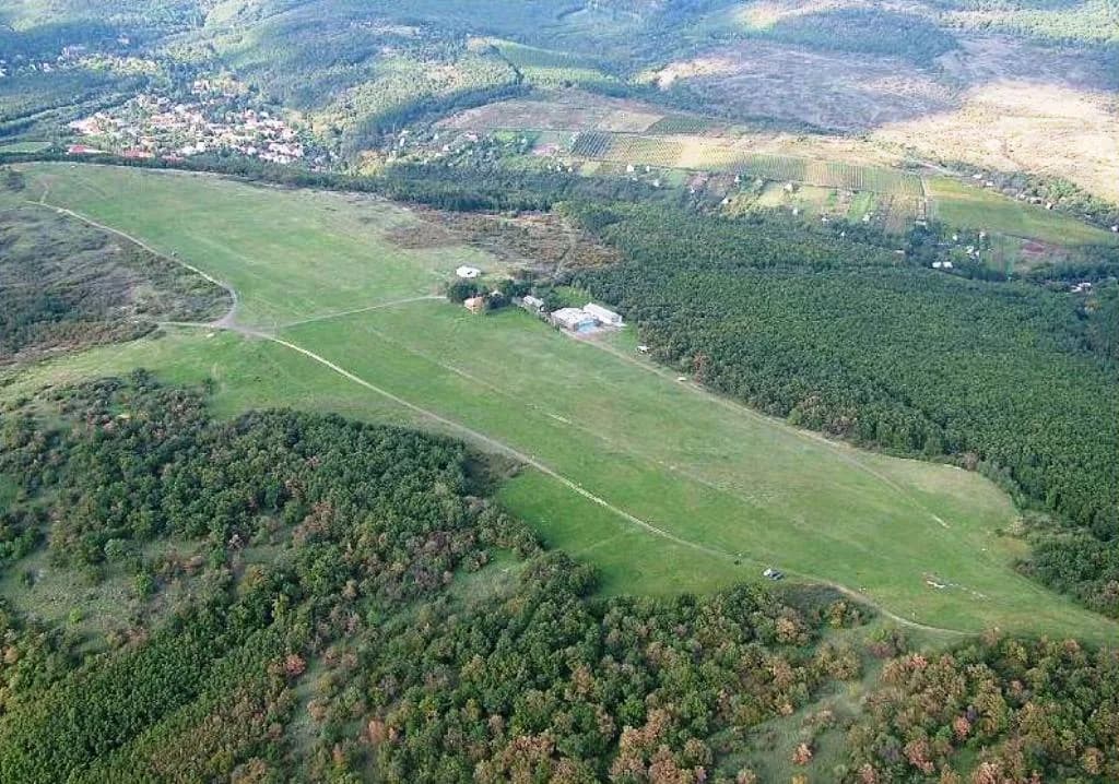 Panorama infrastruktury portu Gyöngyös Pipishegy Airfield