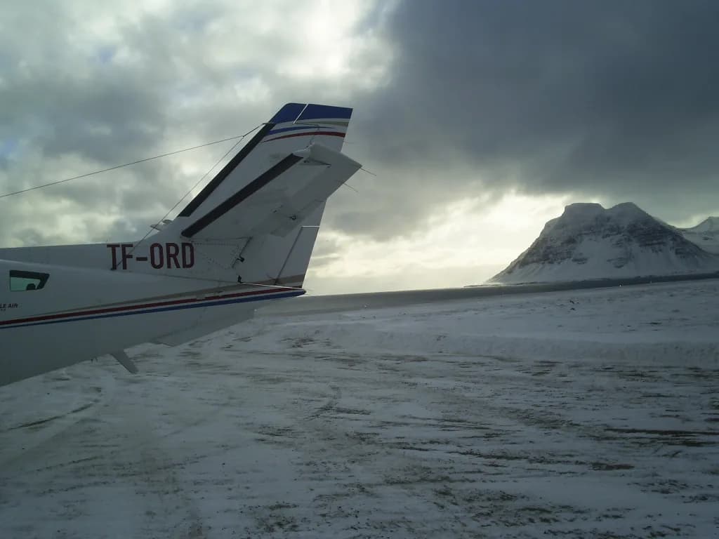 Panorama infrastruktury portu Gjögur Airport