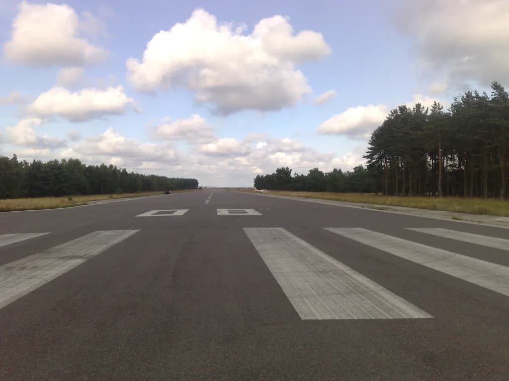 Panorama infrastruktury portu Nida Airfield