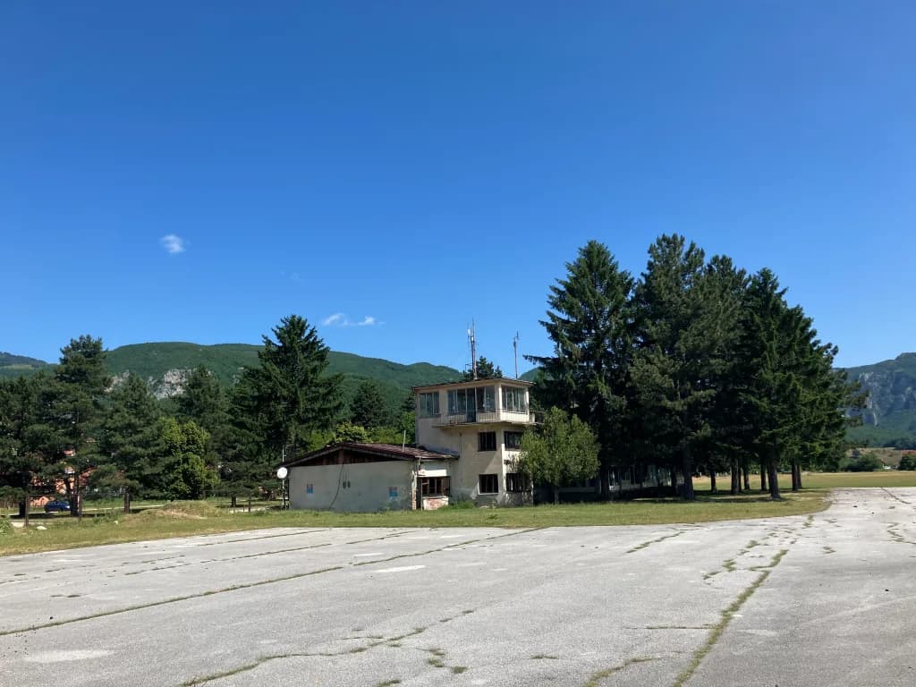 Panorama infrastruktury portu Berane Airport