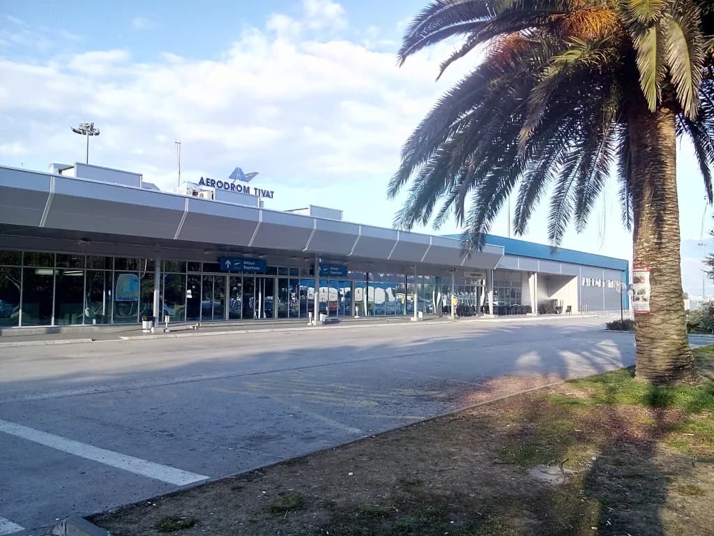 Panorama infrastruktury portu Tivat Airport