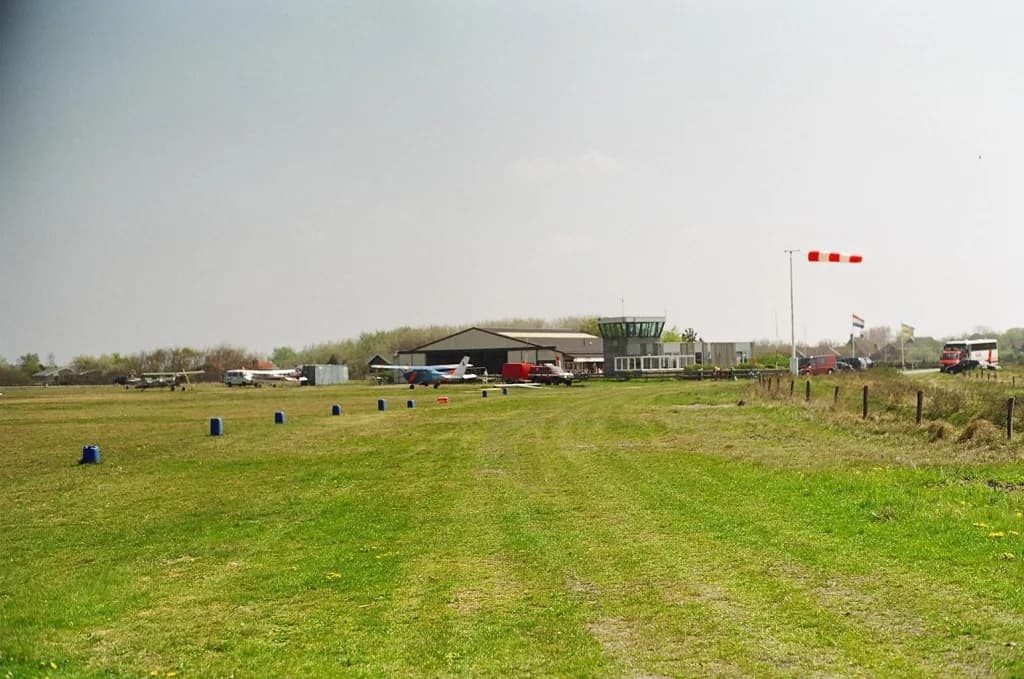 Panorama infrastruktury portu Ameland Heliport