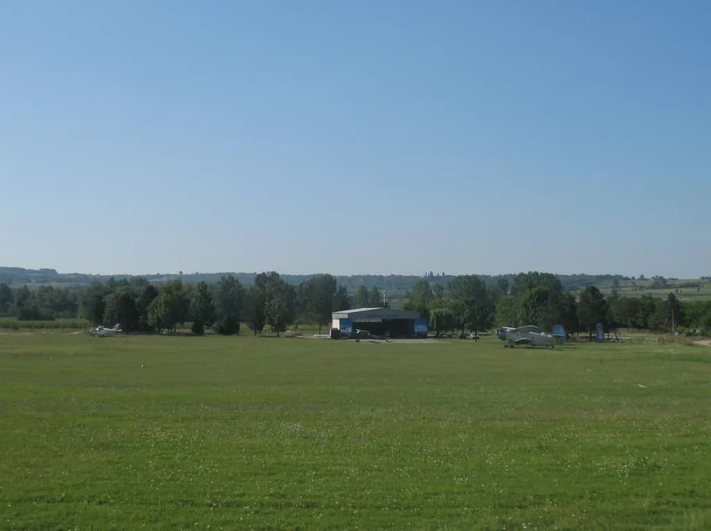 Panorama infrastruktury portu Paracín / Davidovac Airfield