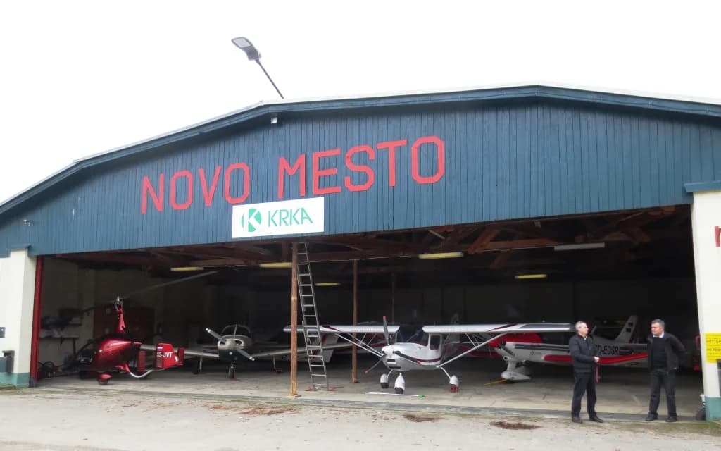 Panorama infrastruktury portu Novo Mesto Airfield