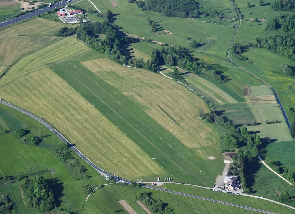Panorama infrastruktury portu Postojna Airfield