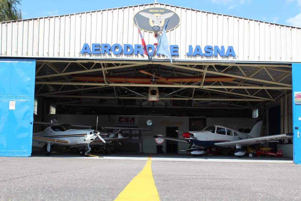 Panorama infrastruktury portu Jasná Airfield