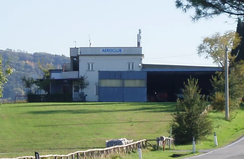 Panorama infrastruktury portu Torraccia Airfield