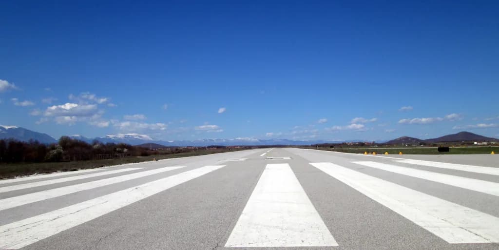 Panorama infrastruktury portu Gjakovë Air Base