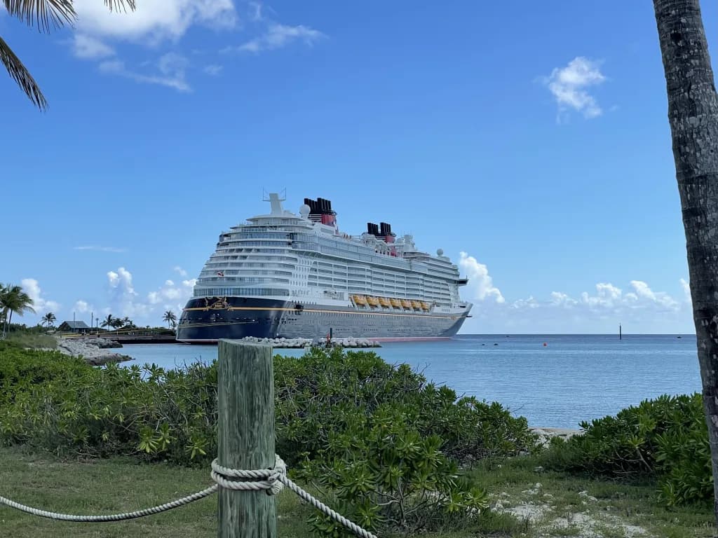 Panorama infrastruktury portu Castaway Cay (Gorda Cay) Airstrip