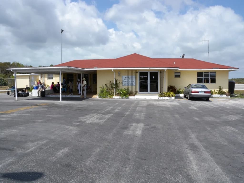 Panorama infrastruktury portu Congo Town Airport