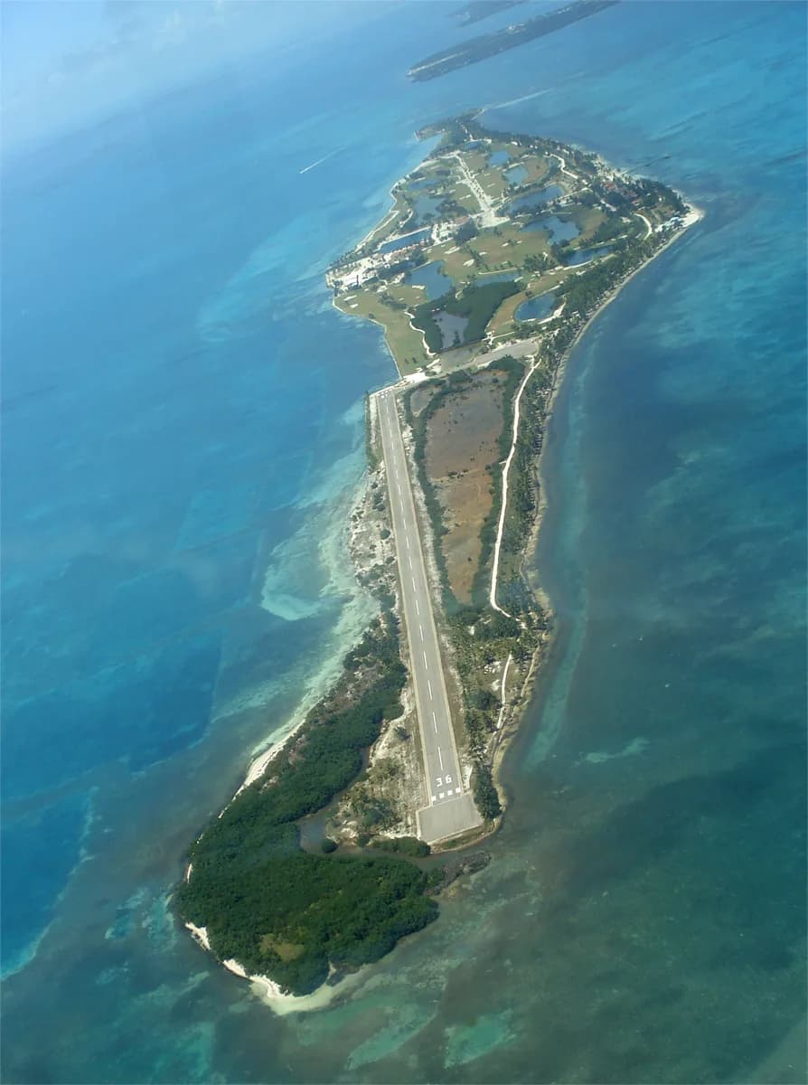 Panorama infrastruktury portu Caye Chapel Airport