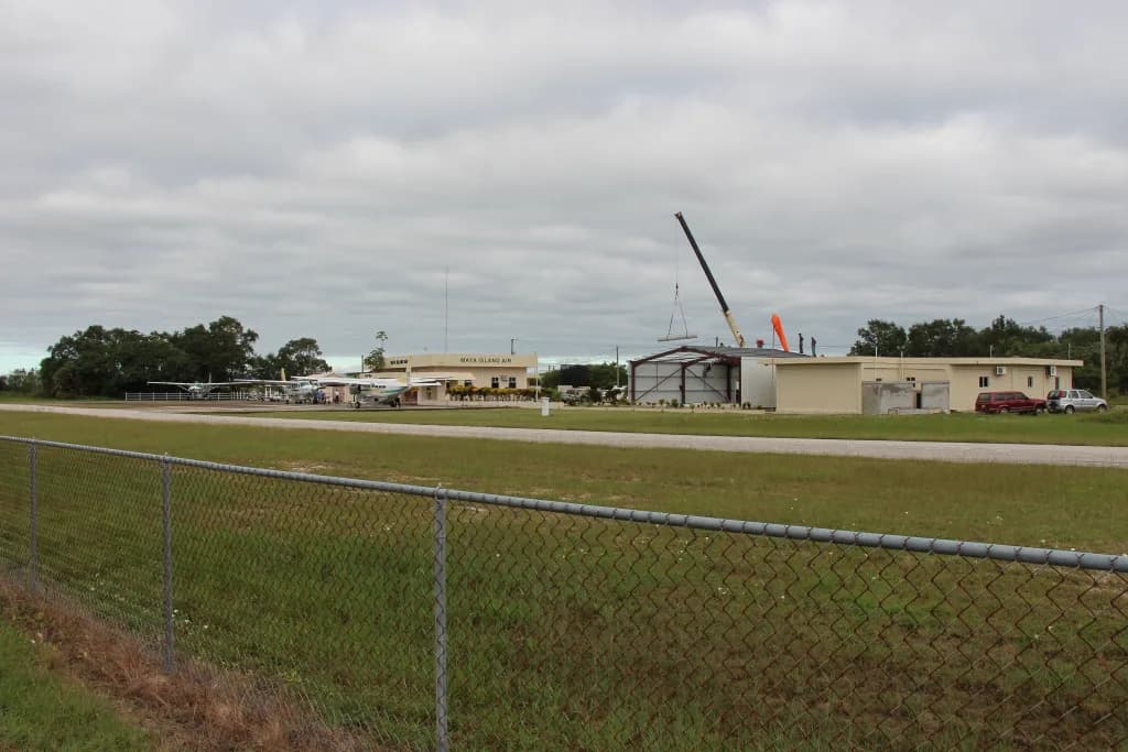 Panorama infrastruktury portu Dangriga Airport