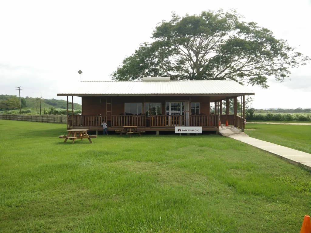Panorama infrastruktury portu San Ignacio Town (Maya Flats) Airstrip