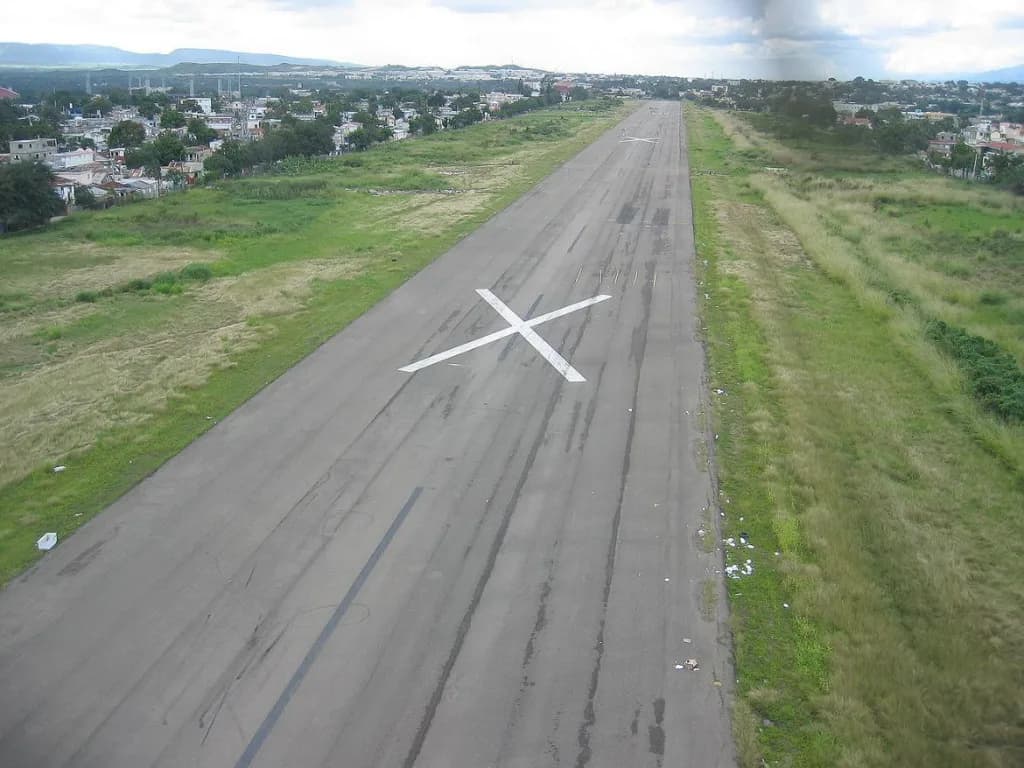 Panorama infrastruktury portu Santiago Municipal Airport