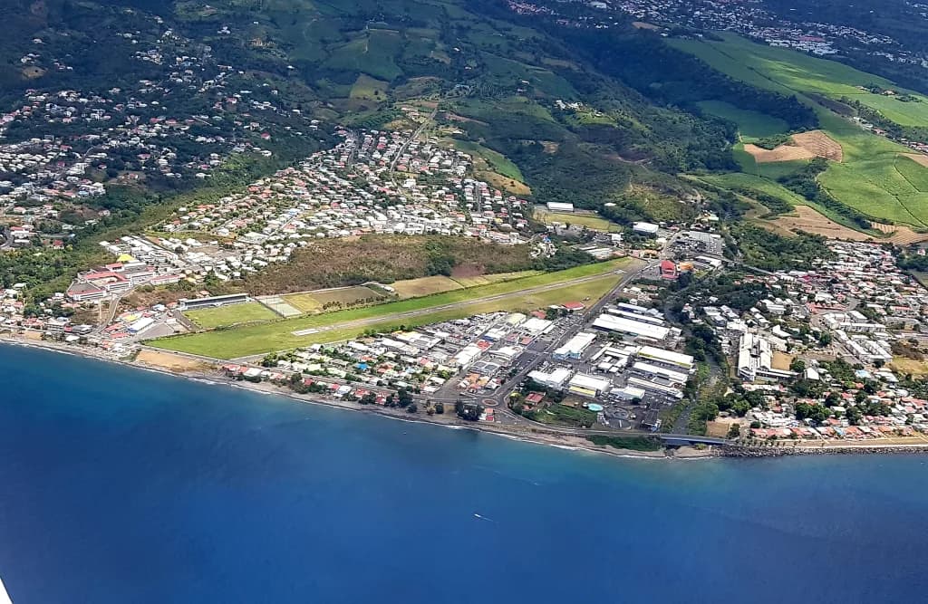Panorama infrastruktury portu Basse-Terre Baillif Airport