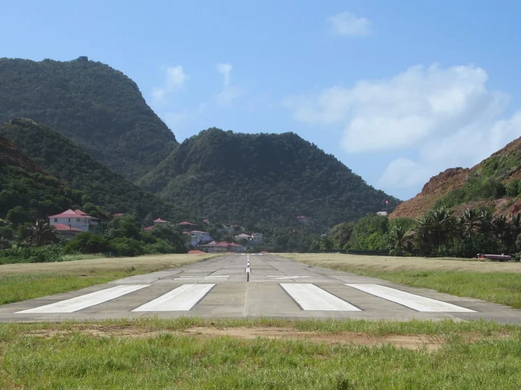 Panorama infrastruktury portu Terre-de-Haut Airport