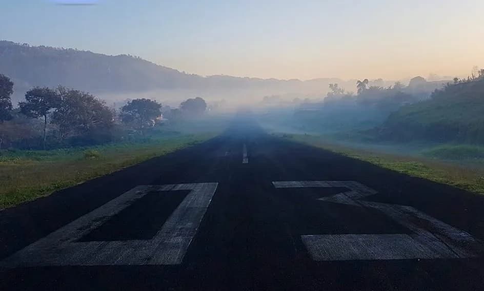 Panorama infrastruktury portu Coban Airport