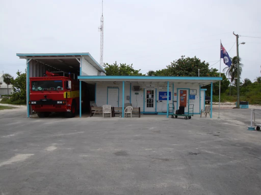 Panorama infrastruktury portu Edward Bodden Little Cayman Airfield