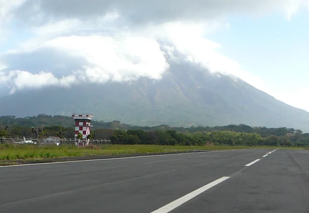 Panorama infrastruktury portu Omtepe Airport