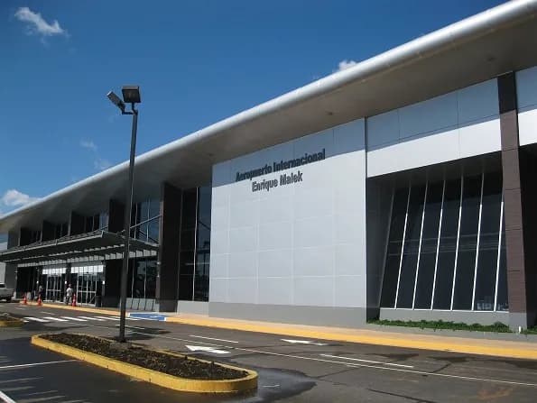 Panorama infrastruktury portu Enrique Malek International Airport