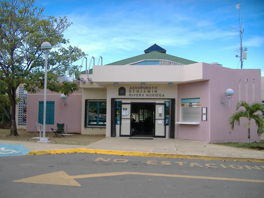 Panorama infrastruktury portu Benjamin Rivera Noriega Airport
