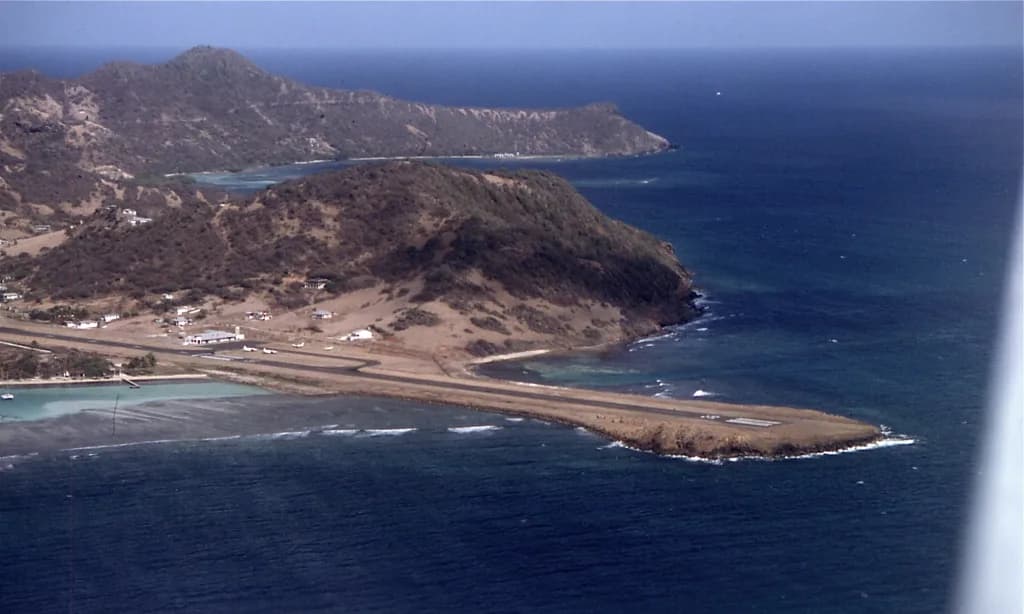Panorama infrastruktury portu Union Island International Airport