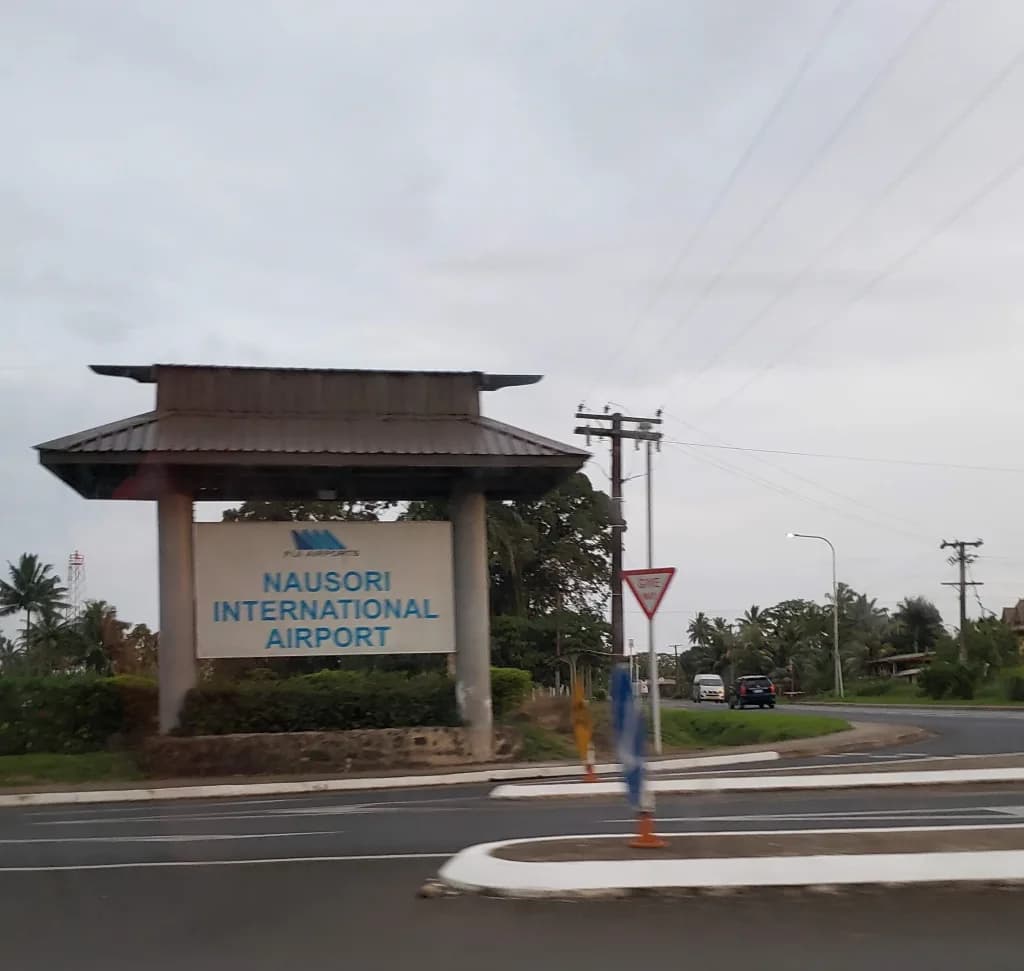 Panorama infrastruktury portu Odkryj Nausori International Airport – Brama do Fidżi