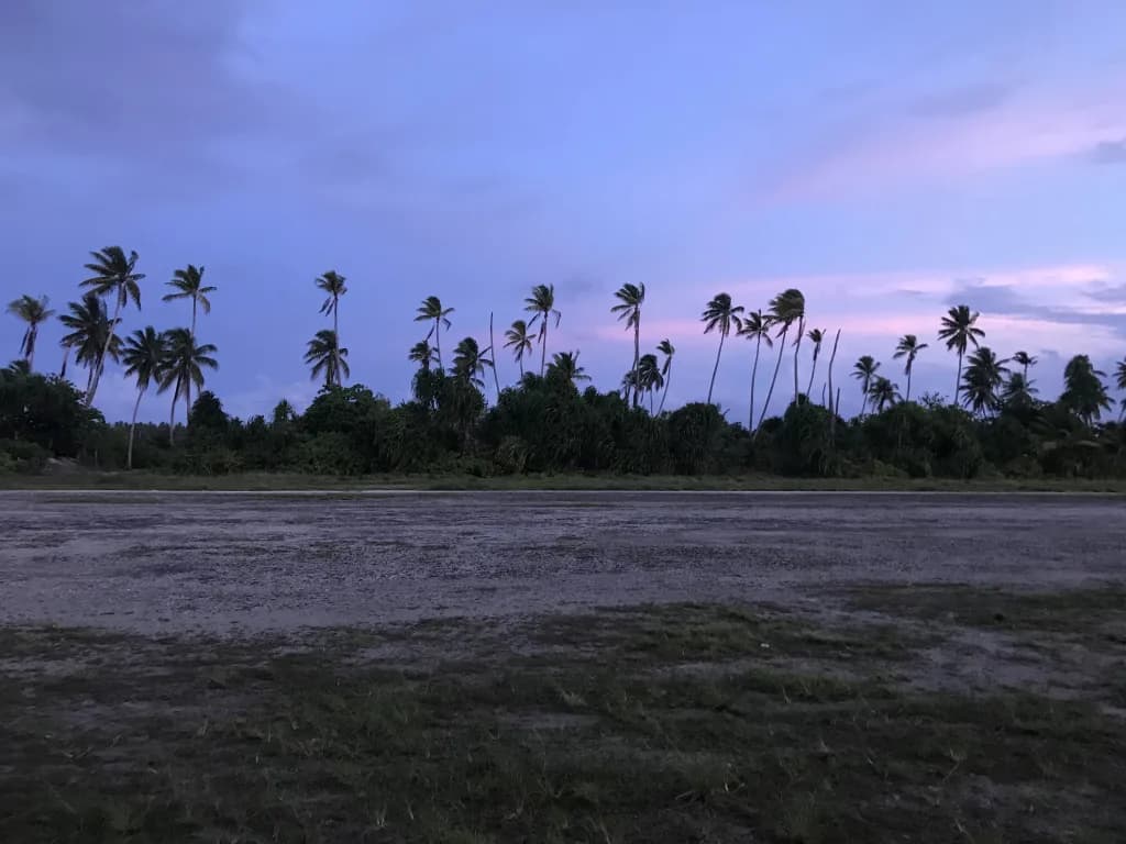 Panorama infrastruktury portu Makin Island Airport